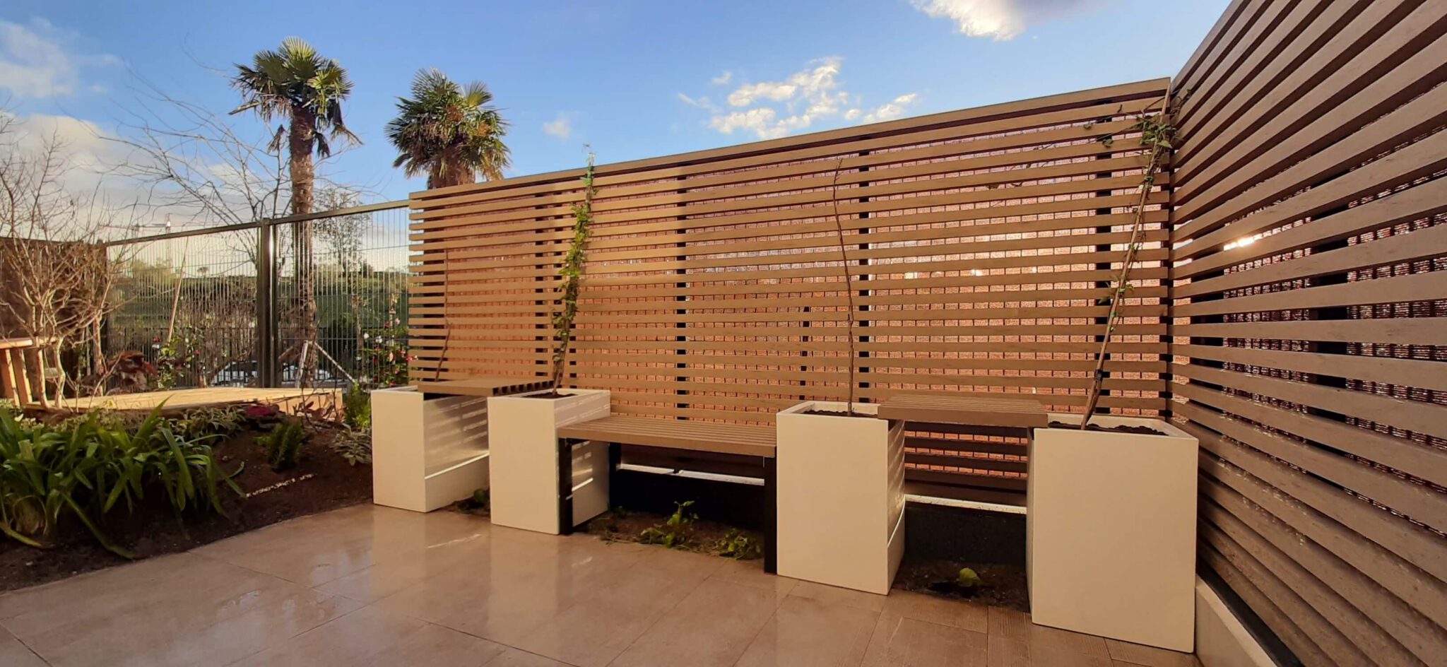 Tipos de Vallas para jardín en madera tecnológica - Neoture, Madera  Composite para Exterior